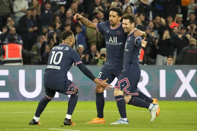 Das Pariser Star-Ensemble um Neymar (l.) und Lionel Messi (r.) feiert den Titel. Paris Saint-Germain Neymar