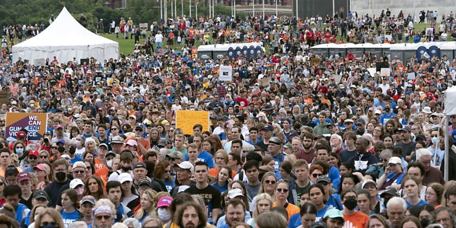 Demonstrierende nehmen an der zweiten «March for Our Lives»-Kundgebung zur Unterstützung der Waffenkontrolle vor dem Washington Monument teil. Foto: Jose Luis Magana/AP/dpa