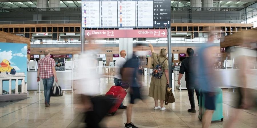 Passagiere am Flughafen BER in Brandenburg