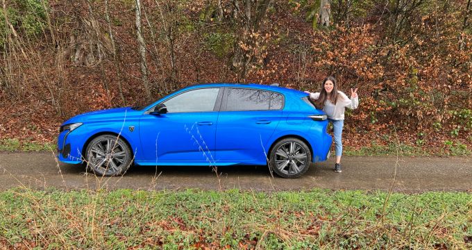 Cyndie ist froh ist das Testauto kein SUV sondern ein Kompaktwagen. Cyndie testet Peugeot 308