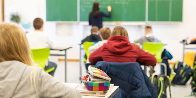 Die Schulen nehmen immer mehr ukrainische Kinder auf - und fordern mehr Hilfe vom Staat.
