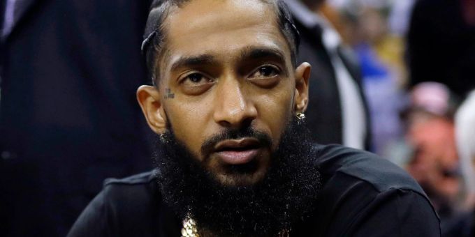 Nipsey Hussle bei einem NBA-Basketballspiel in Oakland. Der 33 Jahre alte Rapper wurde 2019 auf einem Parkplatz in Los Angeles erschossen. rapper nipsey hussle