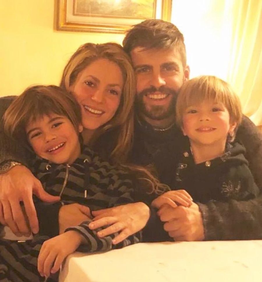 Gerard Piqué und Shakira mit ihren Kindern Milan und Sasha.