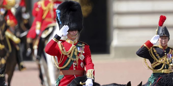 Militärparade mit Charles eröffnet die Feiern zum Queen-Jubiläum. Queen