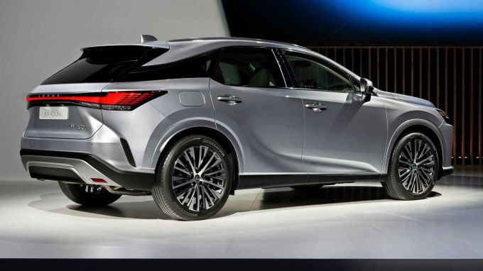 Die Heckansicht erinnert entfernt an den Audi Q4 – doch das ist ja nichts schlechtes Lexus RX