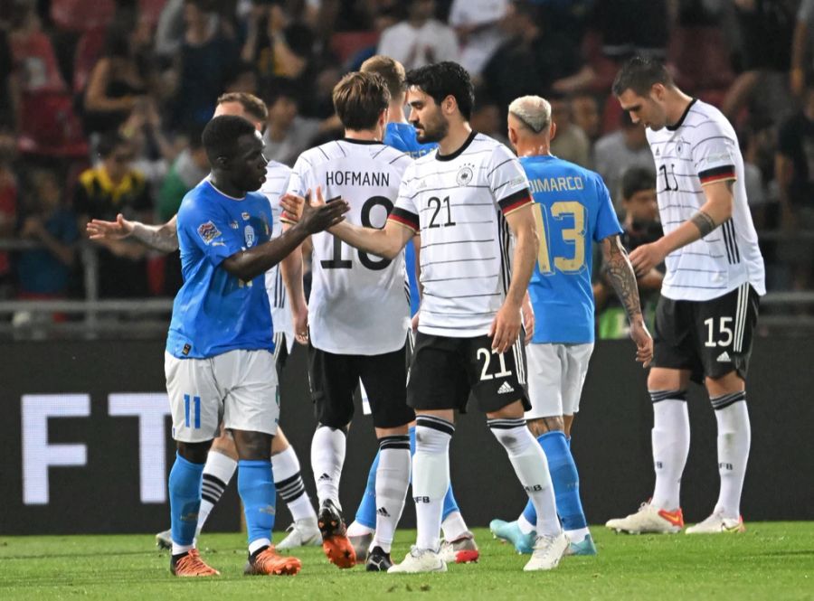 Gegen Deutschland legt Gnonto den Führungstreffer auf. Hier ist der Angreifer beim Handshake mit Ilkay Gündogan.