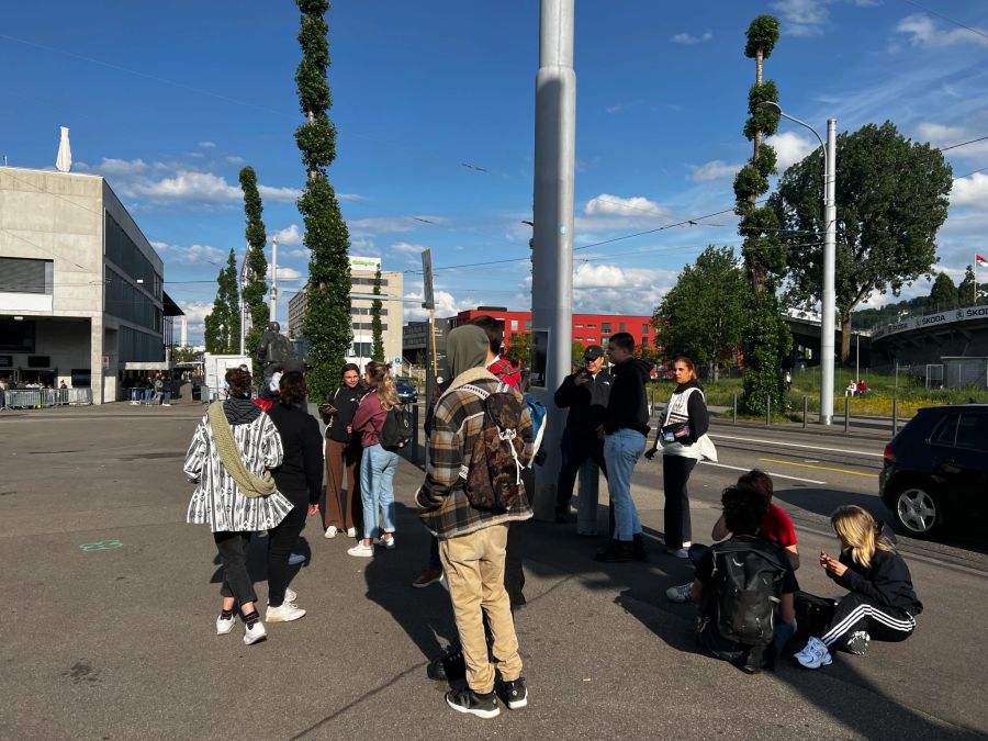 Mitglieder der Juso Kanton Zürich vor dem Hallenstadion.