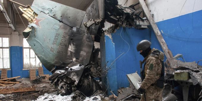 Ukraine-Krieg: Ein Geschäftsmann bastelt aus den Überresten eines russischen Kampfjets Schlüsselanhänger und verkauft diese im Internet. Ukraine-Krieg Kampfjet