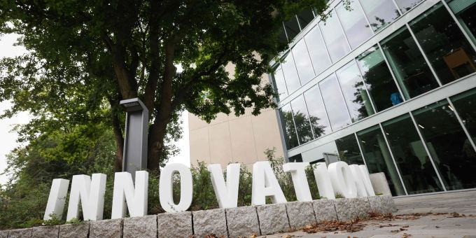 Im Vergleich zu den 27 Ländern der EU sowie elf weiteren europäischen Staaten ist die Schweiz am innovativsten, wie der Bericht der Europäischen Kommission hervorhob. (Symbolbild) Der Schriftzug «Innovation» steht bei der symbolischen Eröffnung vor dem Eingang des Gebäudes der Start-up Labs Bahrenfeld in Hamburg.