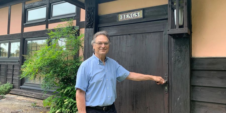 Der deutsche Architekt Karl Bengs steht vor seinem Wohnhaus in den Bergen der Präfektur Niigata. Es handelt sich um ein von ihm renoviertes Kominka, ein mit alter japanischer Baukunst errichtetes jahrhundertealtes Landhaus.