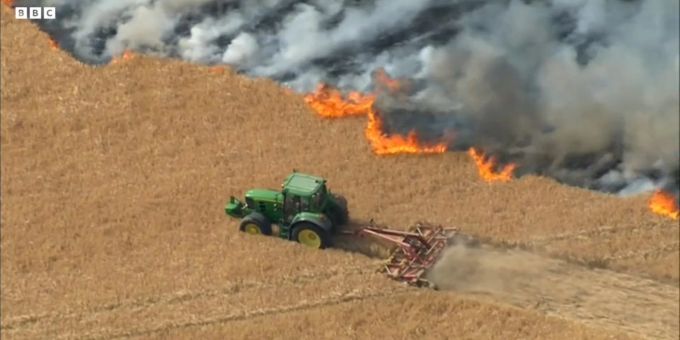 Ein Bauer bekämpft die Flammen auf einem Feld in England. Fuer