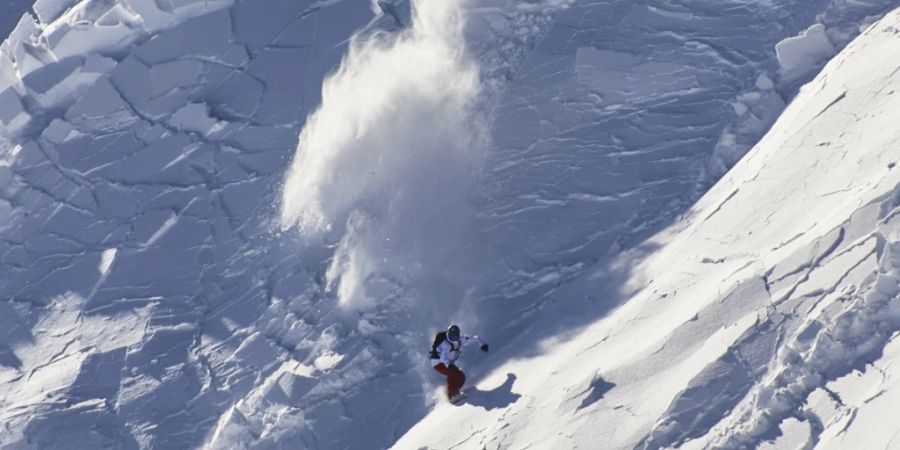 Der Snowboarder Mathieu Schaer inmitten eines Schneebrettes. Die Filmaufnahme davon verhalf der Lawinenforschung zu neuen Erkenntnissen.