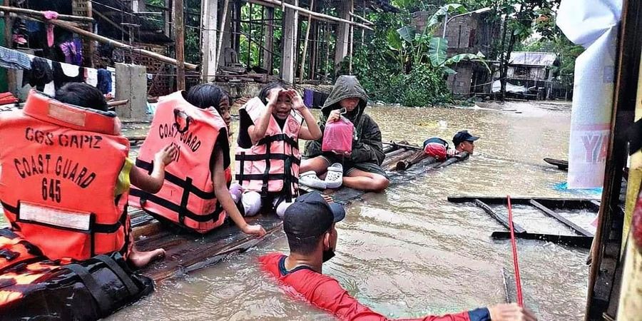 Bewohner eines überschwemmten Dorfes in Panitan auf der Insel Panay werden von Rettungskräften evakuiert.