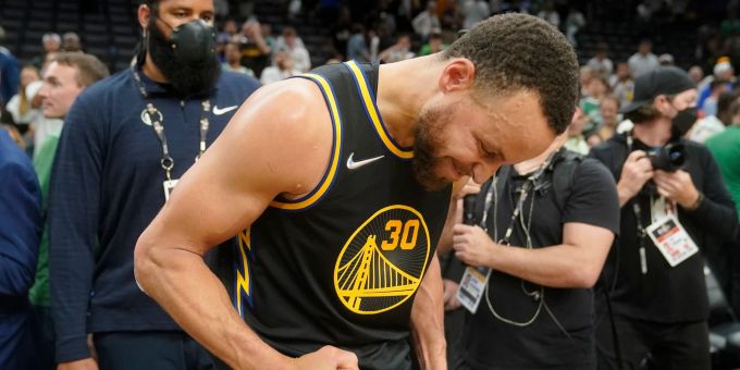 Stephen Curry jubelt im Dress der Golden State Warriors. Stephen Curry Golden State