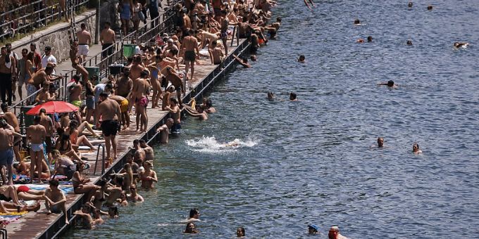 Das Flussbad Letten an der Limmat in Zürich war am Samstag beliebt. Das Flussbad Letten an der Limmat in Zürich war am Samstag beliebt.