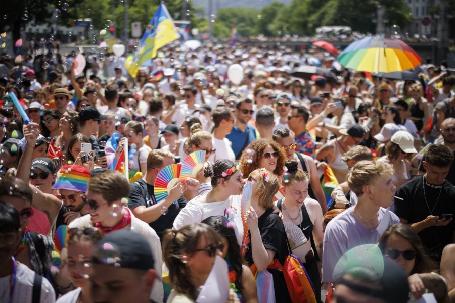 Die Stimmung ist trotz den hochsommerlichen Temperaturen bestens. (KEYSTONE/Michael Buholzer)