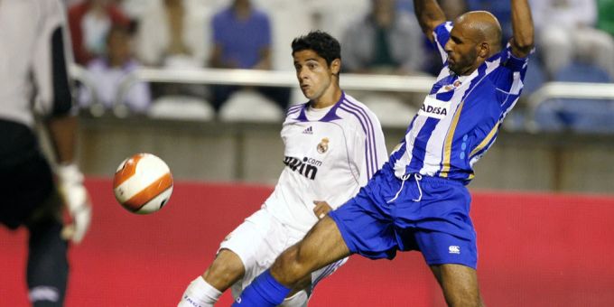 Cicinho (l.) spielt eineinhalb Jahre für Real Madrid. Real Madrid