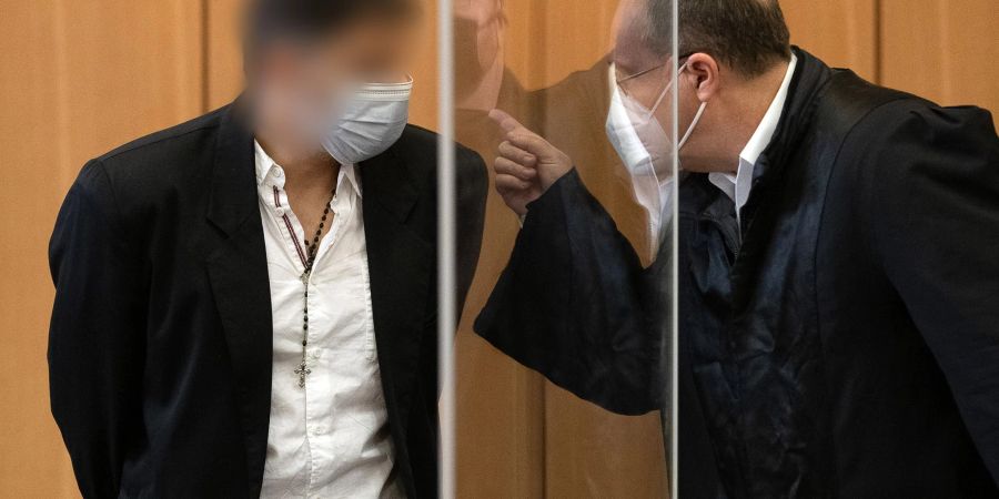 Der Angeklagte (l) beim Auftakt im Mordprozess in Braunschweig. Jetzt ist das Urteil gefallen.