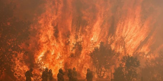 Löschkräfte kämpfen im Nordwesten Spaniens gegen das Feuer. brand