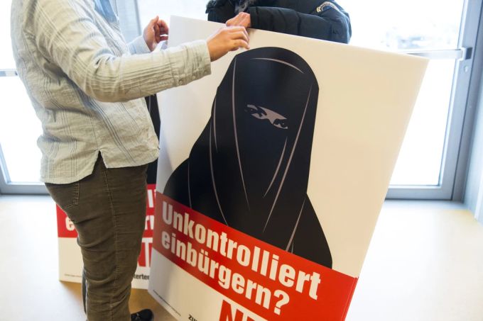 2017 nahm die Schweizer Stimmbevölkerung die erleichterte Einbürgerung von Ausländerinnen und Ausländern dritter Generation an. Die SP möchte für alle Generationen die Einbürgerung einfacher Erleichterte Einbürgerung