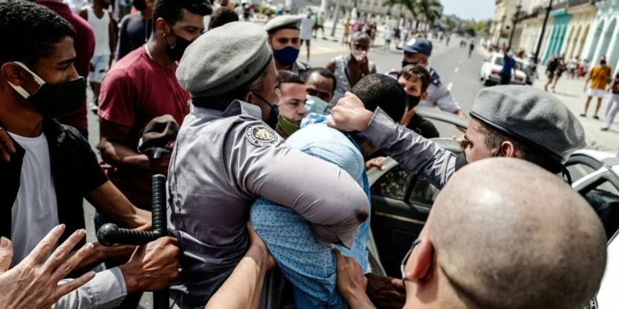 Festnahme bei Demonstrationen im vergangenen Juli