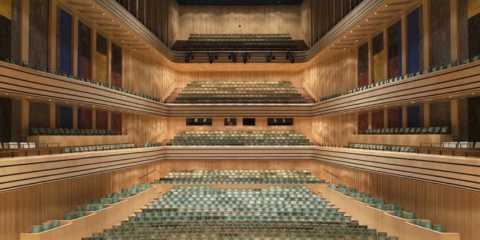 Aussen ein Betonklotz, innen beeindruckend: Der Konzertsaal ist nur einer der Hingucker im Palast der Künste. Konzertsaal Holz Architektur Sitze