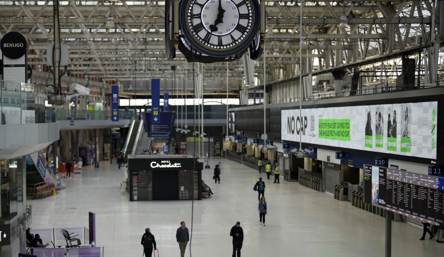 Kaum etwas los am Dienstagmorgen im sonst sehr geschäftigen Bahnhof Waterloo in London.