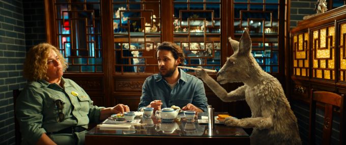 Wegen ihres losen Mundwerks geraten Marc-Uwe und das Känguru öfters in Schwierigkeiten Kino
