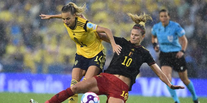Schwedens Nathalie Bjorn (l.) im Duell mit der Belgierin Justine Vanhaevermaet. UEFA Women's EURO 2022 - quarter final Sweden vs Belgium