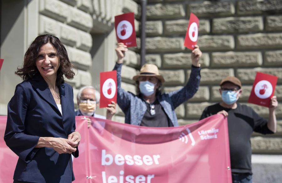 Gabriela Suter, Nationalrätin SP-AG und Präsidentin Lärmliga Schweiz sowie weitere Personen überreichen eine Petition «Stopp den Lärmposern», am 27. April 2021, in Bern.