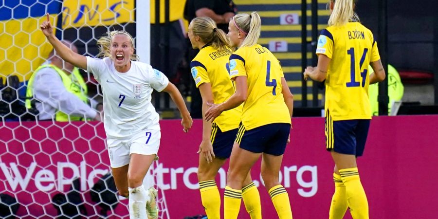 Die Engländerin Beth Mead (l) jubelt über ihr Tor zum 1:0 gegen Schweden.