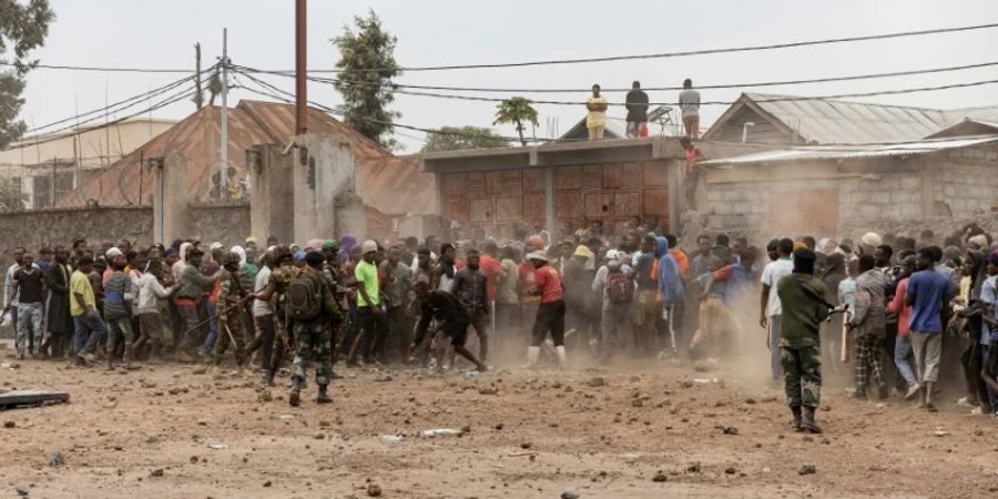 Kongolesische Soldaten halten Protestierende zurück