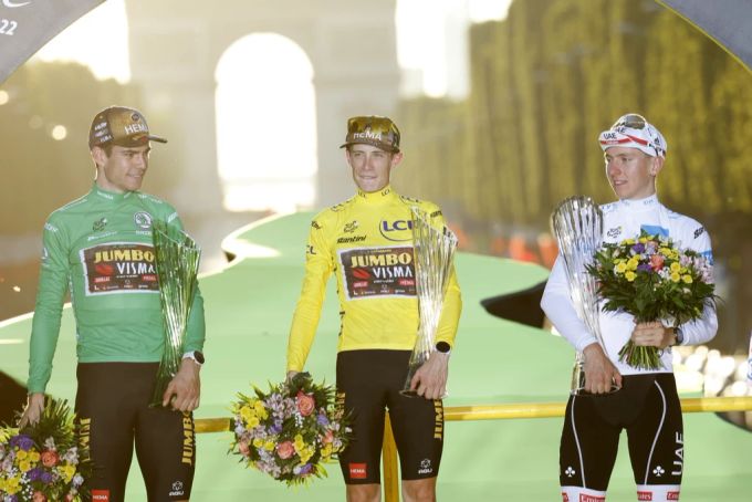 Tadej Pogacar (l.), Jonas Vingegaard und Geraint Thomas (r.) schafften es aufs Podest. vingegaard