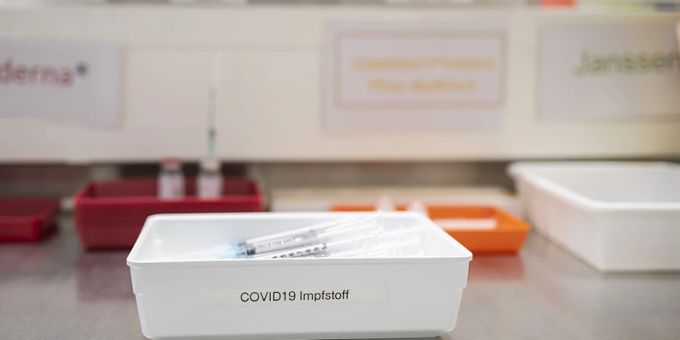 Spritzen mit Impfstoff gegen das Coronavirus sind bereit. Seit dem 5. Juli empfiehlt der Bund eine zweite Auffrischimpfung, den zweiten Booster, für Personen ab 80 Jahren. Spritzen mit Impfstoff gegen das Coronavirus sind bereit. Seit dem 5. Juli empfiehlt der Bund eine zweite Auffrischimpfung, den zweiten Booster, für Personen ab 80 Jahren.