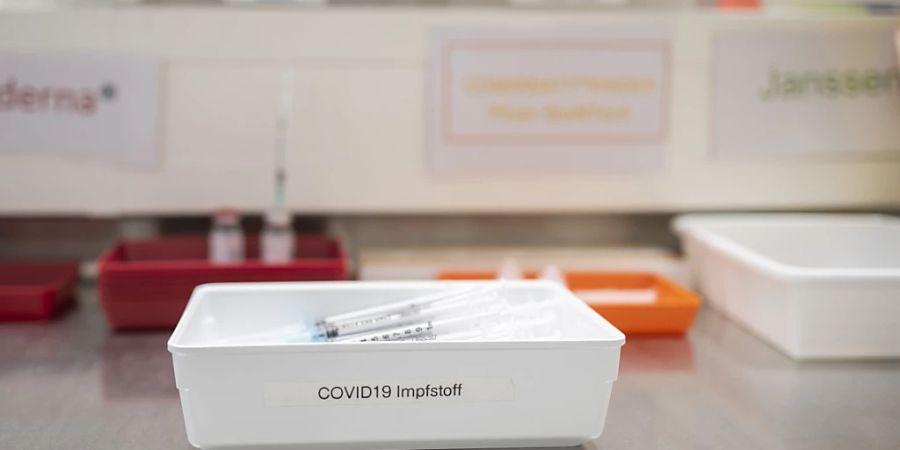 Spritzen mit Impfstoff gegen das Coronavirus sind bereit. Seit dem 5. Juli empfiehlt der Bund eine zweite Auffrischimpfung, den zweiten Booster, für Personen ab 80 Jahren.