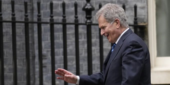 Der finnische Präsident Sauli Niinistö an der Downing Street in London. Sauli Niinistö