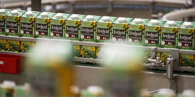 Hafermilch - im Bild eine Abfüllanlage von Emmi - wird als Milchersatz immer beliebter. (Archivbild) Hafermilch - im Bild eine Abfüllanlage von Emmi - wird als Milchersatz immer beliebter. (Archivbild)