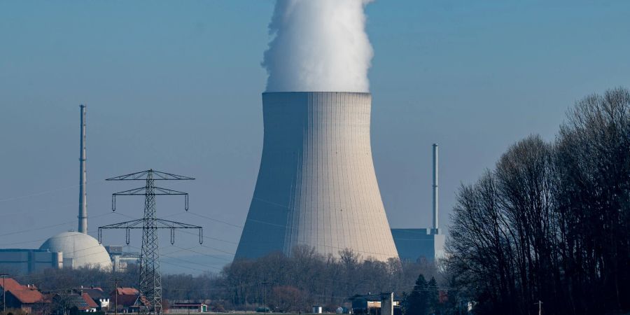 Wasserdampf steigt aus dem Kühlturm vom Atomkraftwerk (AKW) Isar 2.