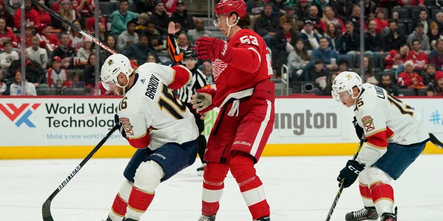 Moritz Seider (M) musste sich mit den Detroit Red Wings den Florida Panthers geschlagen geben.