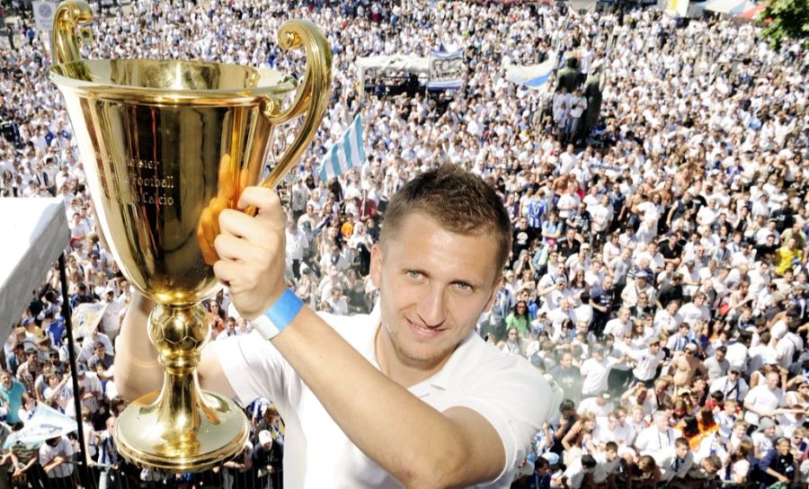 Hier jubelt Almen Abdi mit der Trophäe vor Tausenden Fans.