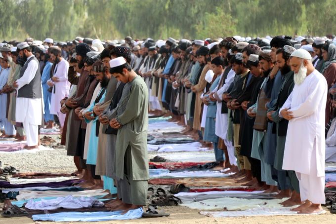Menschen beten in Afghanistan. Afghanistan