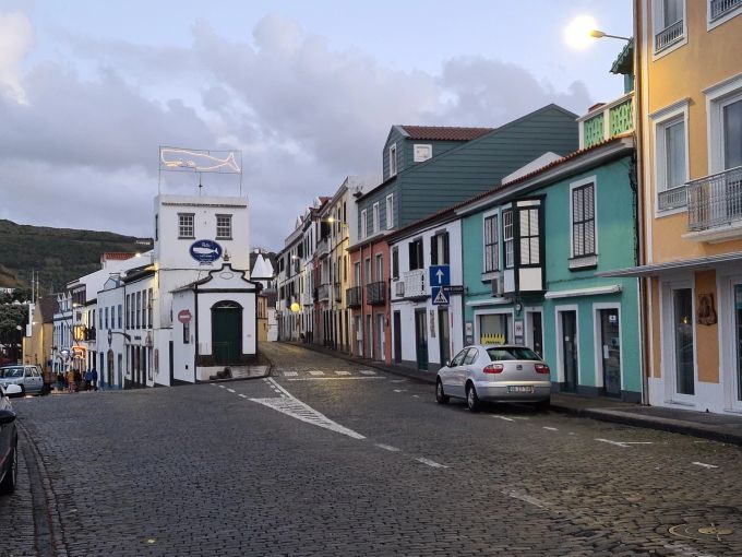 Kultlokal: Das Peter Café Sport mit dem Pottwal-Wetterhahn ist eine Institution für Segler. Strasse Kopfsteinpflaster Café Faial