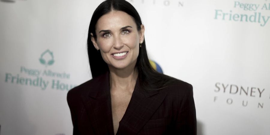 demi moore louvre