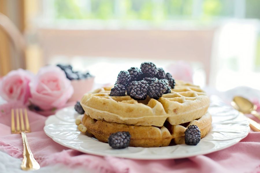 Waffeln Brombeeren Rosen Sommer