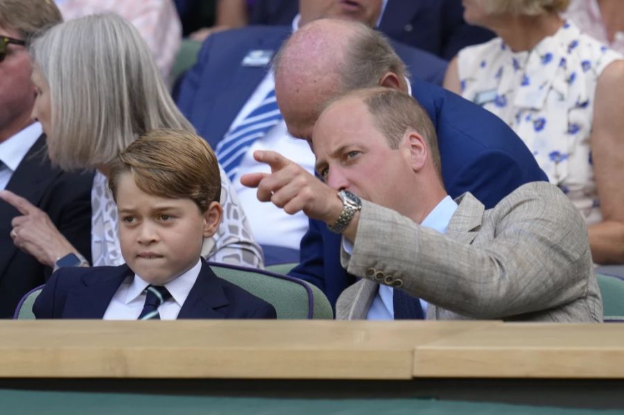 Prinz George mit Papi William im Gespräch.