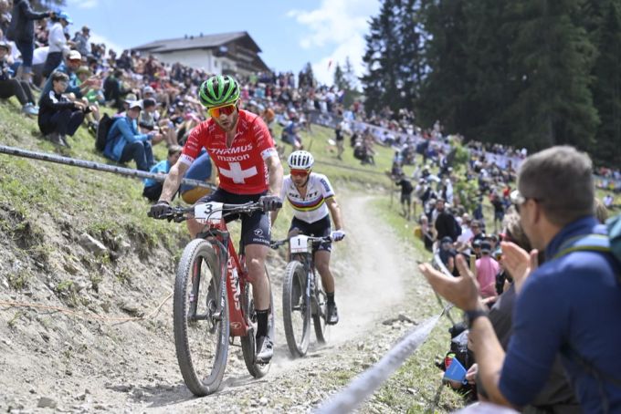 Nino Schurter und Mathias Flückiger geraten aneinander. Nino Schurter