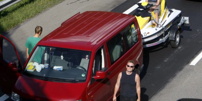 Der TCS erwartet für die Sommerferienzeit, dass so viele Menschen wie noch nie mit dem Auto verreisen. (Archivbild) tcs rekord staus