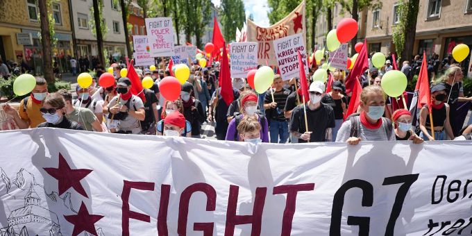 Demo-Teilnehmer mit einem «Fight G7»-Banner in München. Demo-Teilnehmer mit einem «Fight G7»-Banner in München.