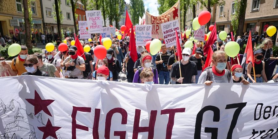 Demo-Teilnehmer mit einem «Fight G7»-Banner in München.