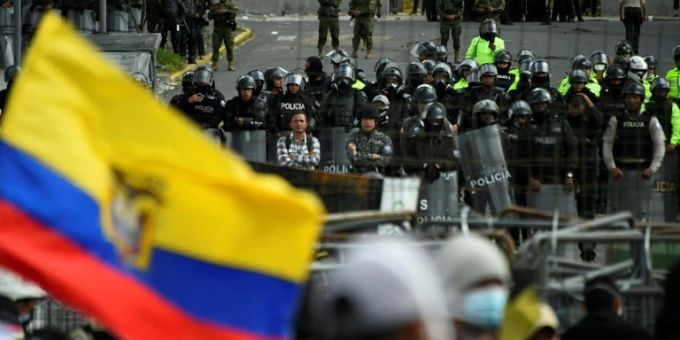 Polizisten nahe dem Parlament in Quito Polizisten nahe dem Parlament in Quito